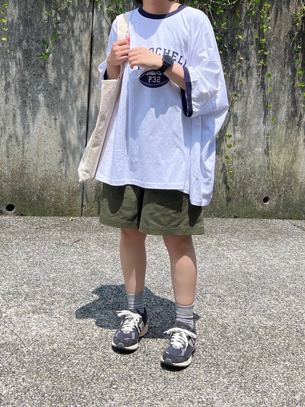 「カジュアル、低身長女子、夏コーデ、リンガーTシャツ、ハーフパンツ、ショートパンツ、グルカショーツ、ニューバランス、低身長、New Balance、夏だ！Tシャツ着よう！」｜「Plaireのアイテム（Tシャツ/カットソー、ブラック系）」を使った、ともさん（レディース・153cm）の夏コーディネートの1枚目の写真
