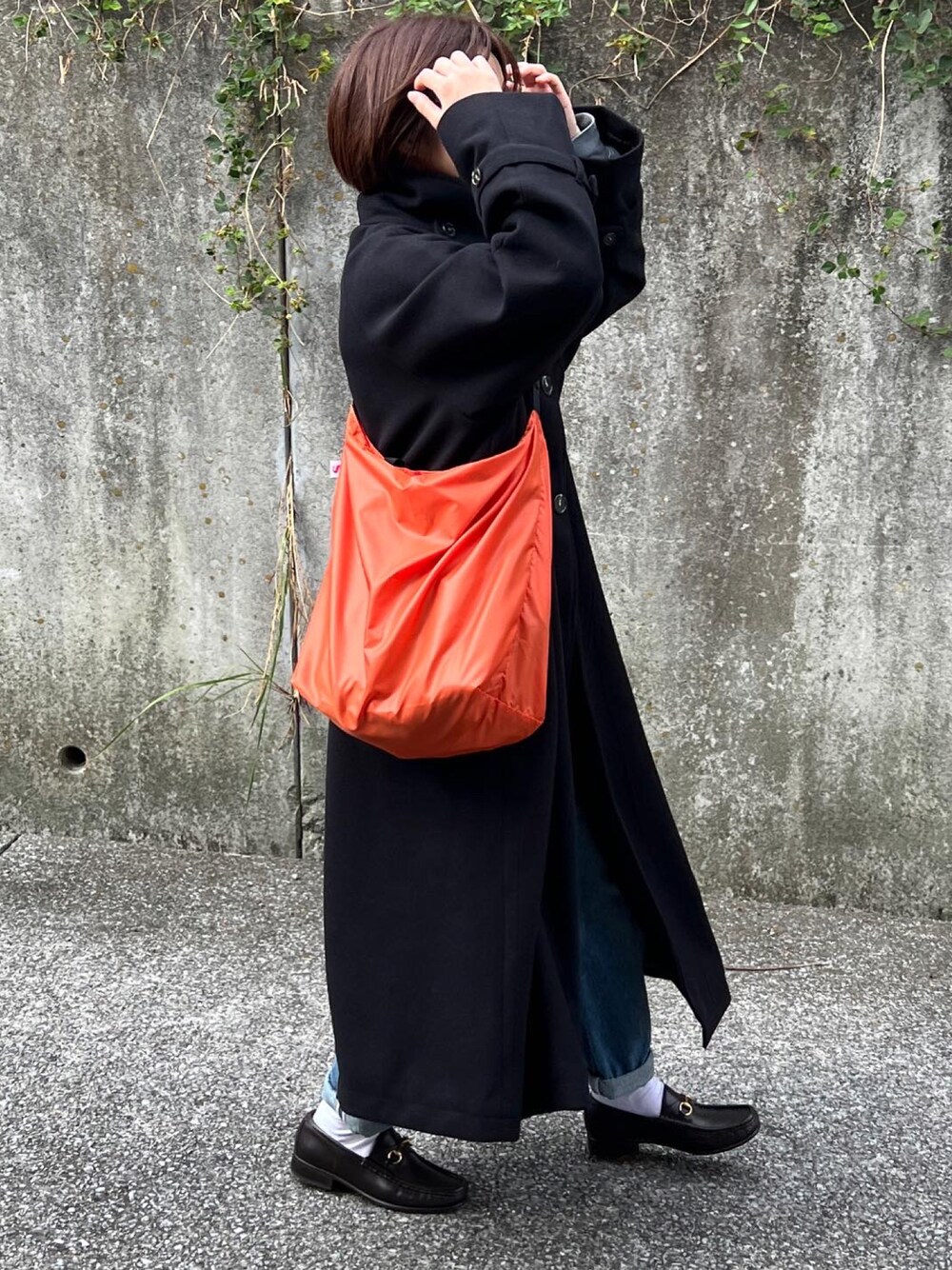 「大人コーデ、パンツスタイル、ケープコート、ロングコート、冬コーデ、ローファー、きれいめカジュアル、デニムパンツ、冬アウター」｜「THE SHINZONEの【Shinzone×NANGA】ポケッタブルトートバッグ（バッグ、オレンジ系）」を使った、ともさん（レディース・153cm）の秋コーディネートの1枚目の写真
