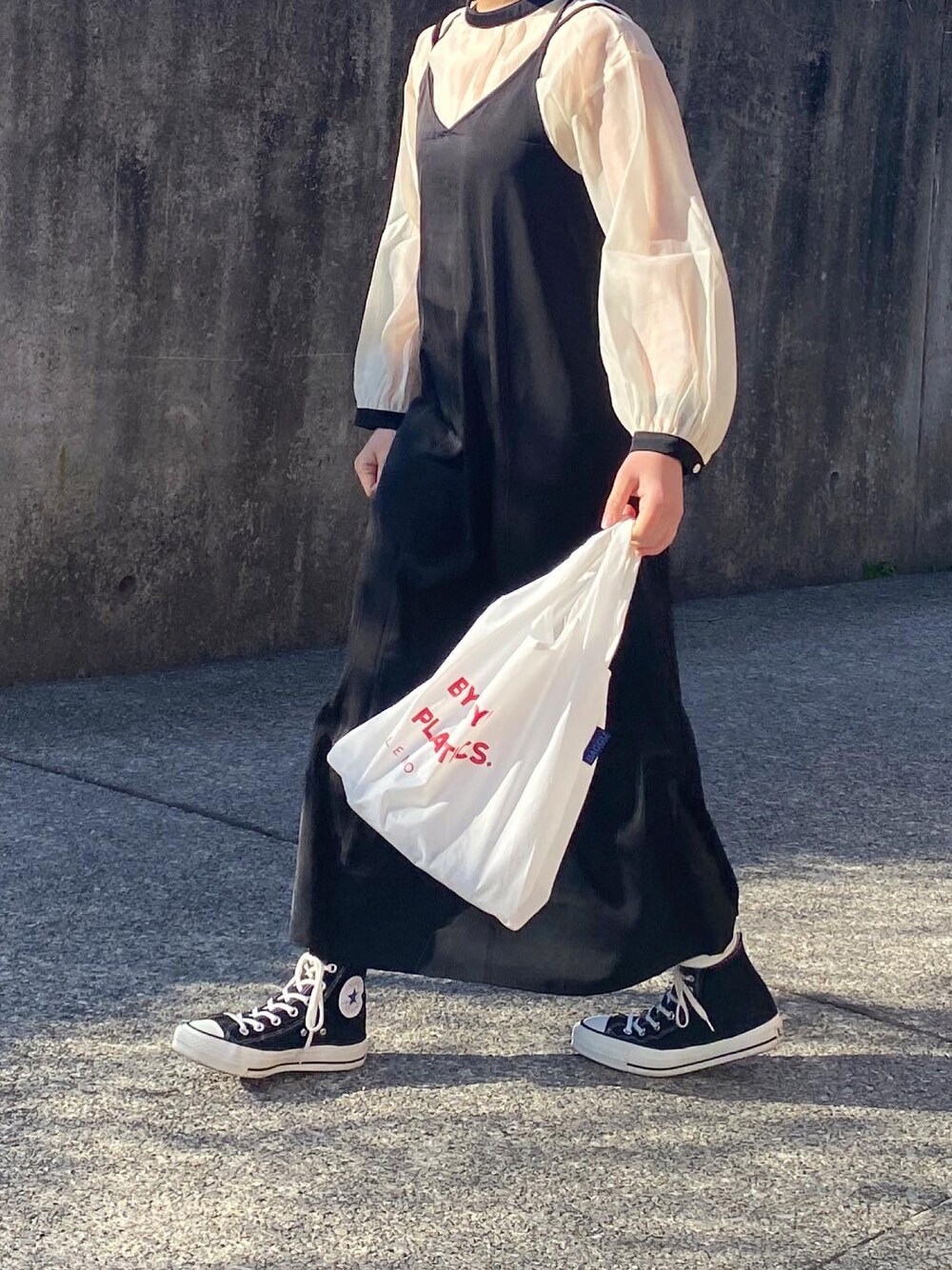 「シンプルコーデ、カジュアルガーリー、低身長、春コーデ、シアートップス、キャミワンピ、デニムジャケット、converse、モノトーン」｜「toucher du briseの【yumi. コラボ】レイヤードキャミワンピース　Sサイズ、低身長さんにもおすすめ（ワンピース、ブラック系）」を使った、ともさん（レディース・153cm）の春コーディネートの1枚目の写真