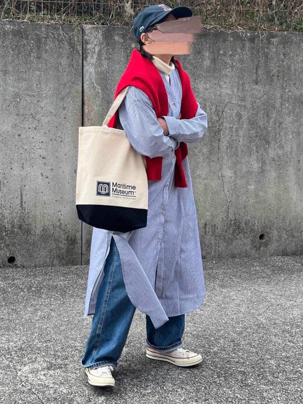 「春服コーデ、プチプラ、大人かわいい、ストライプ、シャツワンピ、スニーカー、低身長コーデ、デニム、デニムパンツ」｜「THE SHINZONEのTHE SHINZONE MARITIME MUSEUM TOTE 24SMSIT03（トートバッグ、その他）」を使った、ともさん（レディース・153cm）の春コーディネートの1枚目の写真