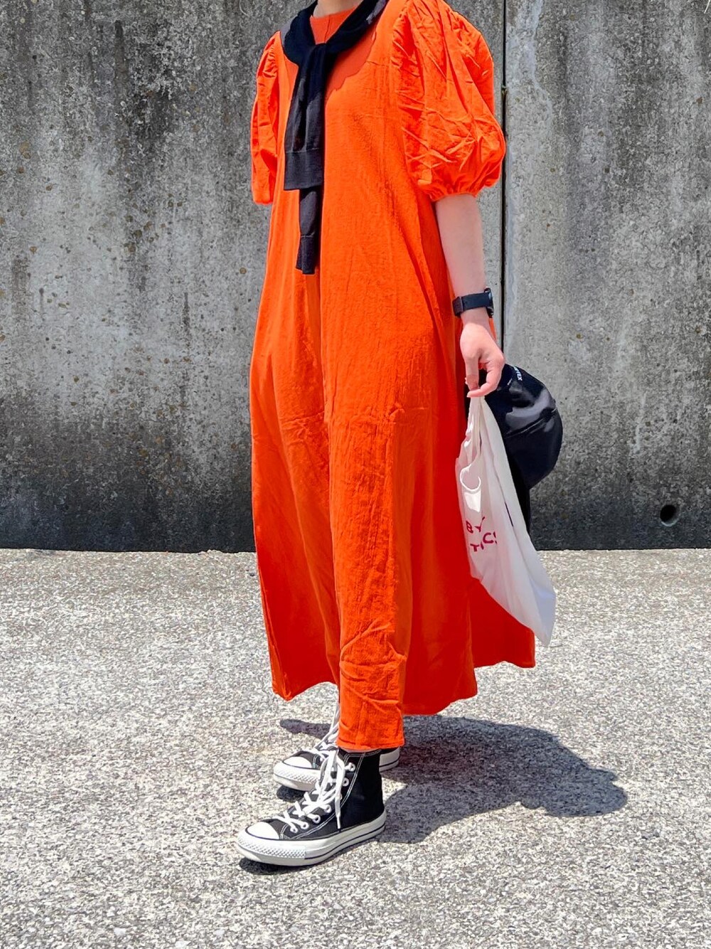 「休日コーデ、夏コーデ、オトナカワイイ、低身長、ラフ、低身長女子、ワンピース、converse」｜「CORNERSのu.e.made*×CORNERSコラボ　ボリュームスリーブバックリボンワンピース（ワンピース、オレンジ系）」を使った、ともさん（レディース・153cm）の夏コーディネートの1枚目の写真