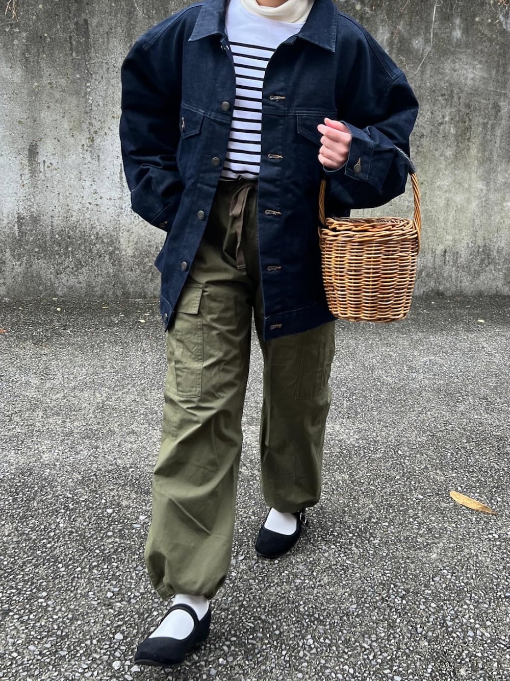 「着回しコーデ、デニムジャケット、ボーダー、バスクシャツ、ミリタリーパンツ、カーゴパンツ、カンフーシューズ、かごバッグ、春服みてみて、低身長」｜「MONO-MART LADY'Sのビッグシルエットシンチバックデザインデニムジャケット（デニムジャケット、ブルー系）」を使った、ともさん（レディース・153cm）の冬コーディネートの1枚目の写真