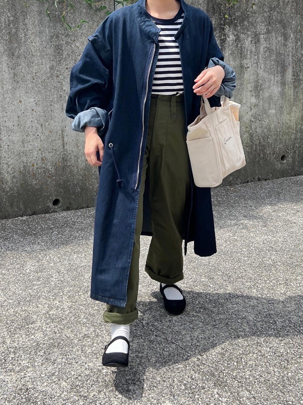 「カジュアルコーデ、着回しコーデ、ボーダートップス、軍パン、秋服準備はじめました、デニム、カンフーシューズ、トートバッグ、低身長コーデ」｜「forksy.の【forksy.】２WAYデニムモッズコート/ベスト（モッズコート、ブルー系）」を使った、ともさん（レディース・153cm）の夏コーディネートの1枚目の写真