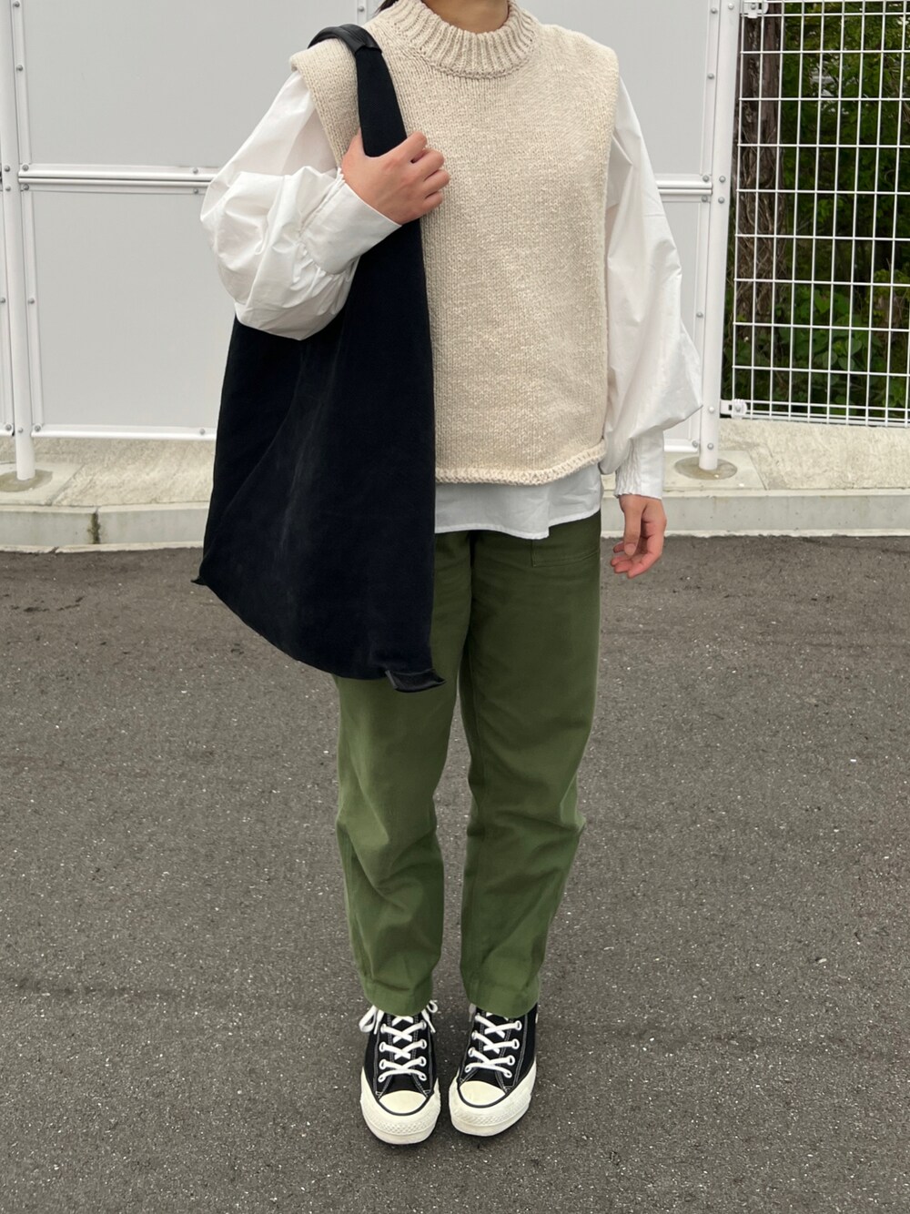 「きれいめカジュアル、オトナカジュアル、低身長女子、ベイカーパンツ、ベスト、オフィスカジュアル、パンツコーデ、おしゃれさんと繋がりたい、スニーカー、レイヤードスタイル」｜「THE SHINZONEのCOTTON SLUB KNIT / SHINZONE コットンスラブニット（ニット/セーター、ホワイト系）」を使った、ともさん（レディース・153cm）の春コーディネートの1枚目の写真