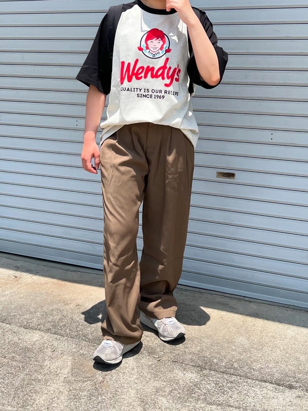 「夏コーデ、さらっと晴れやかスナップ、Tシャツ、シンプルコーデ、夏服、低身長女子、パンツコーデ、リュック」｜「MONO-MART LADY'Sの【Wendy's】別注 ウェンディーズ ヴィンテージプリント ラグラン半袖Tシャツ（Tシャツ/カットソー、ブラック系）」を使った、ともさん（レディース・153cm）の夏コーディネートの1枚目の写真
