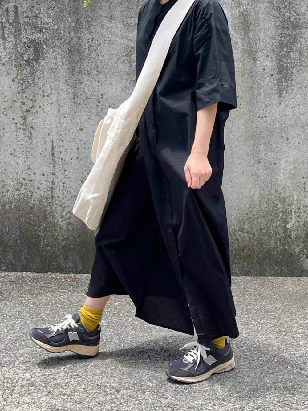 「大人女子、夏コーデ、シンプル、カジュアル、ワンピース、ロングワンピース、スニーカー、New Balance、カラーソックス、ショルダーバッグ」｜「Libra Cueのハーフスリーブバンドカラーロングワンピース（ワンピース、ブラック系）」を使った、ともさん（レディース・153cm）の夏コーディネートの1枚目の写真