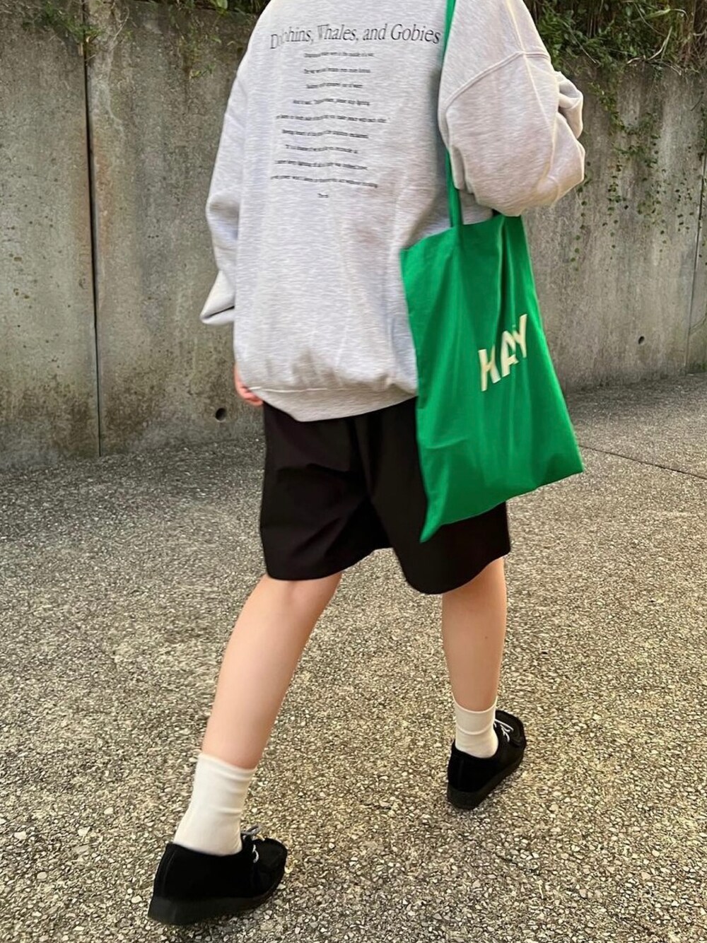 「秋服準備はじめました、秋服まるっと大公開、オトナカジュアル、秋コーデ、お出かけコーデ、カジュアル、ロゴスウェット、ハーフパンツ、秋冬コーデ」｜「antiquaのUVカット機能付きハーフパンツ（その他パンツ、ブラック系）」を使った、ともさん（レディース・153cm）の秋コーディネートの1枚目の写真