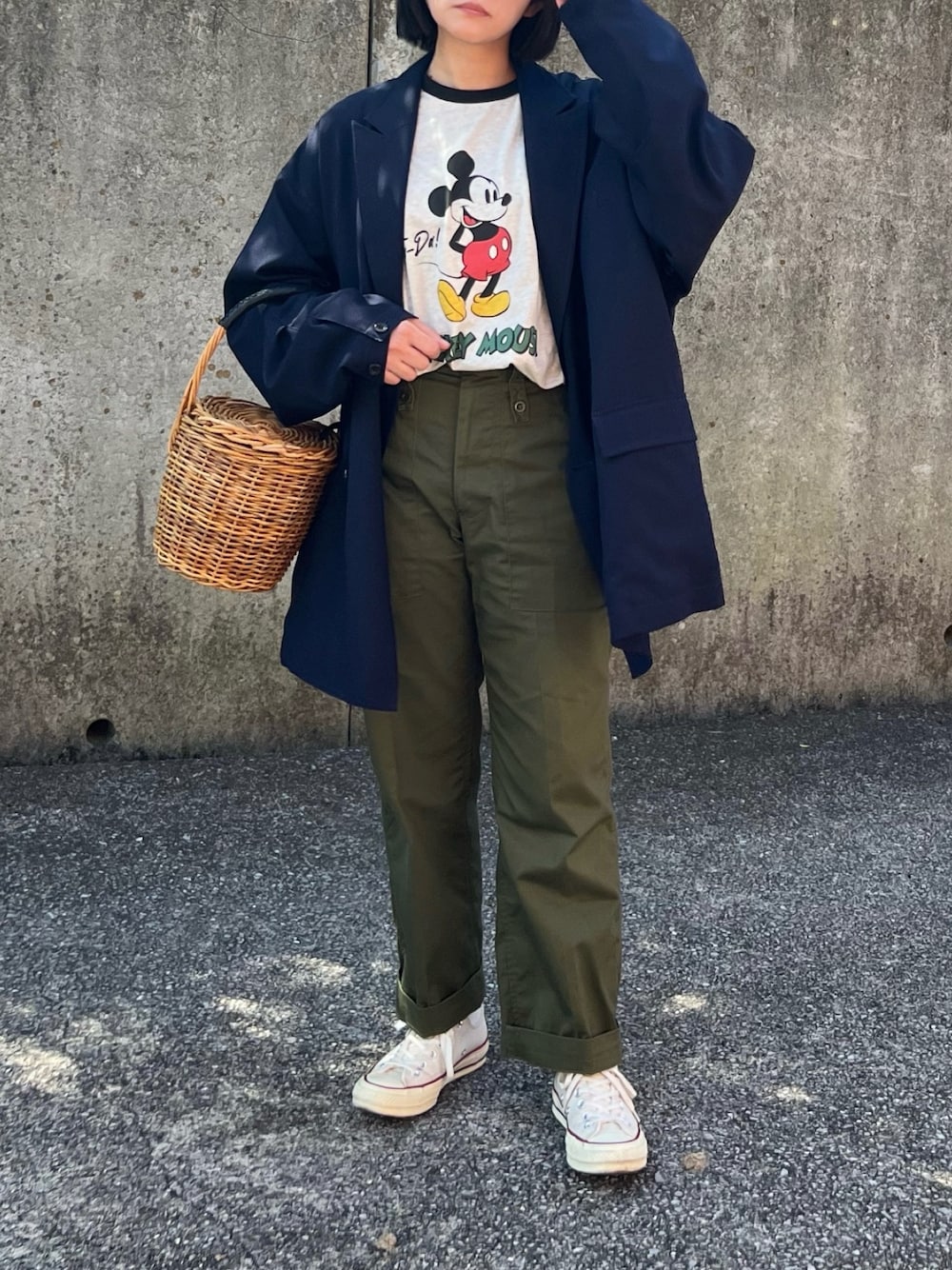 「ロゴT、きれいめカジュアル、骨格ストレート、大人コーデ、メンズライク、かごバッグ、プリントT、パンツスタイル、大人カジュアル、ベイカーパンツ、古着MIX」｜「Disneyの【Disney】別注 Mickey&Friends ミッキー＆フレンズ グラフィックプリント半袖Tシャツ（Tシャツ/カットソー、ブラック系）」を使った、ともさん（レディース・153cm）の春コーディネートの1枚目の写真
