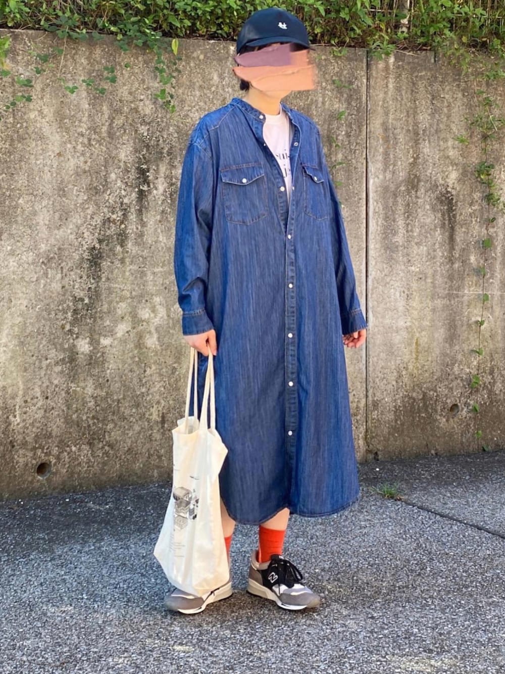 「カジュアルコーデ、デニムワンピース、キャップ、トートバッグ、ロゴT、カラーソックス、ニューバランス、低身長コーデ、秋コーデ」｜「Auntie Rosa Holidayのウエスタンデニムワンピース（ワンピース、ブルー系）」を使った、ともさん（レディース・153cm）の秋コーディネートの1枚目の写真