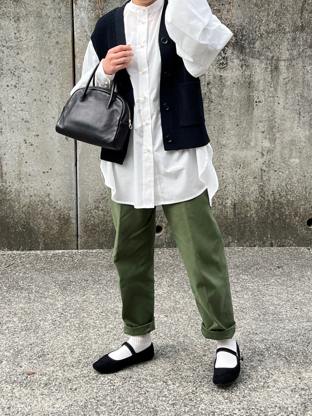 「春、低身長女子、シャツスタイル、春服コーデ、パンツスタイル、UNIQLO、ベスト、カンフーシューズ、ボリューム袖」｜「BONLECILLのパールボタンボリュームスリーブバンドカラーシャツ（シャツ/ブラウス、ホワイト系）」を使った、ともさん（レディース・153cm）の冬コーディネートの1枚目の写真