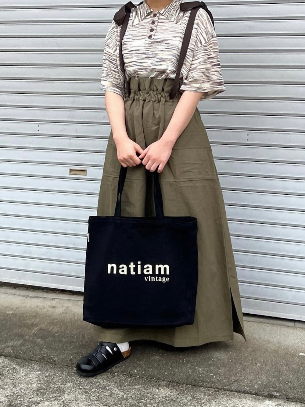 「お出かけコーデ日記、休日コーデ、低身長、ロングスカート、ミリタリースカート、トートバッグ、グルカサンダル、アースカラー、カジュアルコーデ」｜「MONO-MART LADY'Sのオーバーサイズメランジニットポロシャツ（ポロシャツ、ブラウン系）」を使った、ともさん（レディース・153cm）の春コーディネートの1枚目の写真