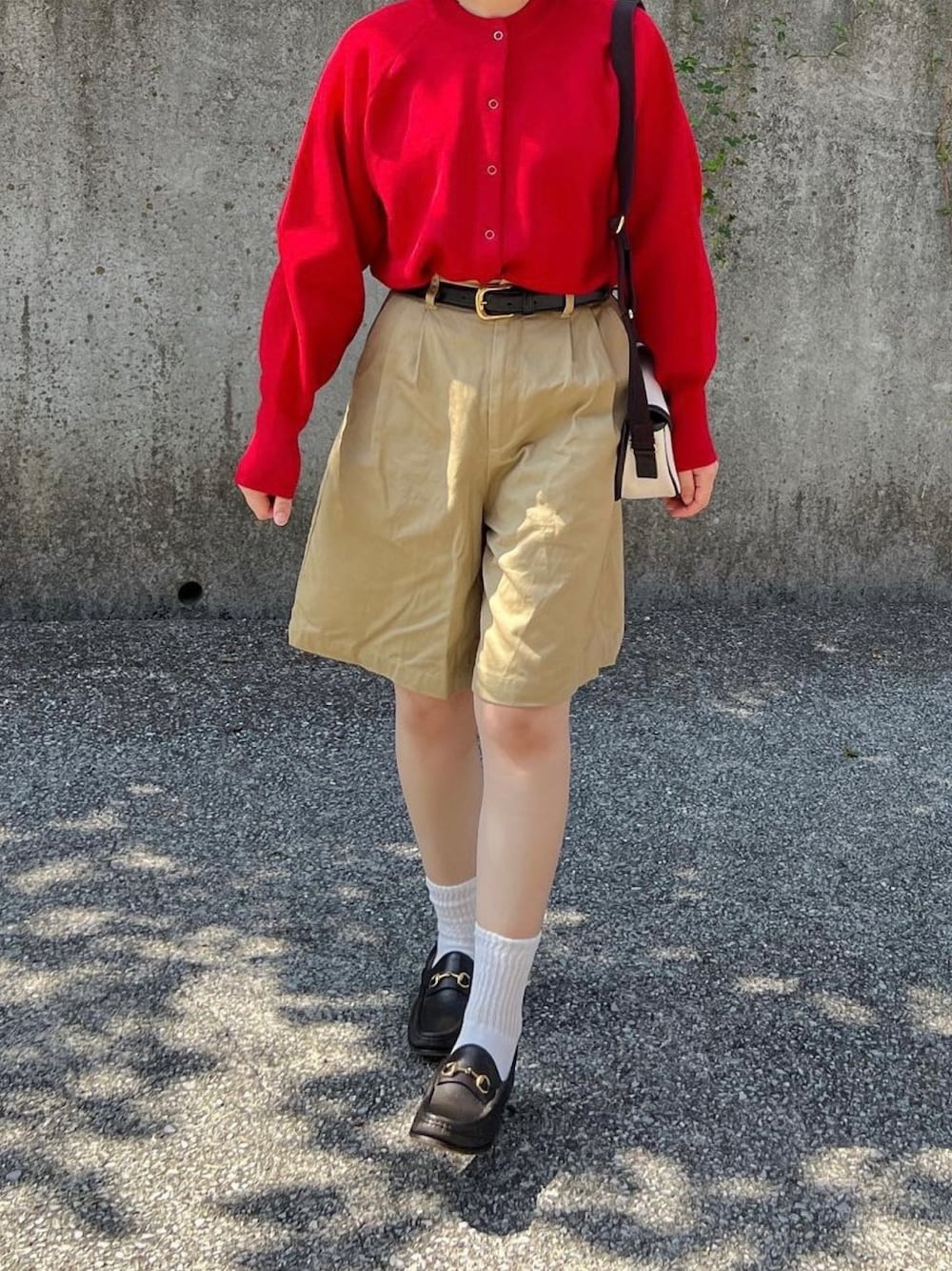 「お出かけコーデ、秋コーデ、休日スタイル、きれいめカジュアル、秋服準備はじめました、オトナ女子、カーディガン、ハーフパンツ、ショートパンツ、ローファー」｜「Birthday roomのスナップリングカーディガン（カーディガン/ボレロ、レッド系）」を使った、ともさん（レディース・153cm）の秋コーディネートの1枚目の写真