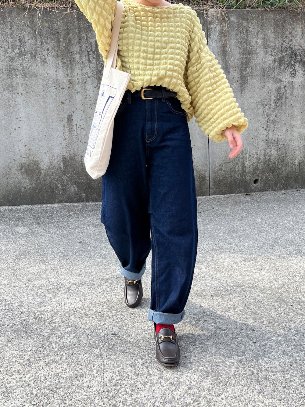 「春服、休日コーデ、シンプルコーデ、低身長女子、大人カジュアル、デニムパンツ、ローファー、革靴、おしゃれさんと繋がりたい」｜「Le temps richeのポップコーンボリューム袖ブラウス＜Le temps riche＞（シャツ/ブラウス、イエロー系）」を使った、ともさん（レディース・153cm）の春コーディネートの1枚目の写真