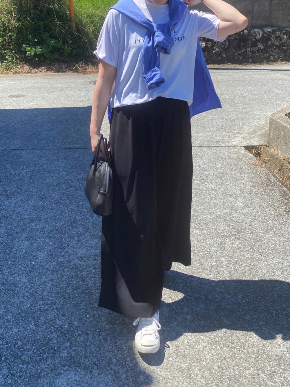 「休日スタイル、オトナカジュアル、肩掛け、ロゴT、オトナ女子、初秋コーデ、converse」｜「AetaのDA25 / DEER LEATHER BOSTON : S（バッグ、ブラック系）」を使った、ともさん（レディース・153cm）の夏コーディネートの1枚目の写真