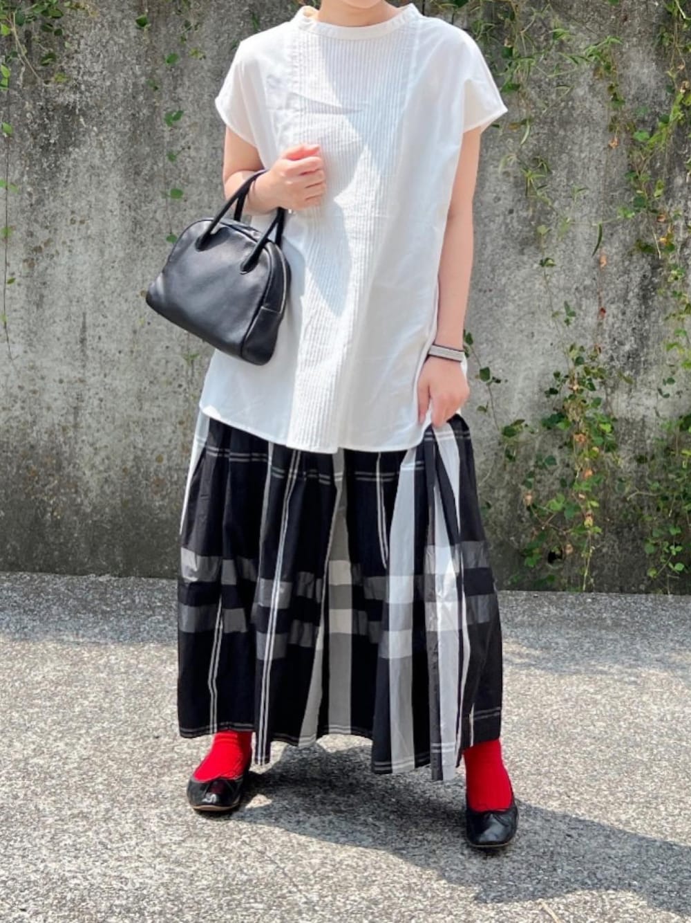 「大人コーデ、秋服準備はじめました、大人かわいい、ロングスカート、チェックスカート、低身長女子、バレエシューズ、スカートスタイル、オトナ女子、オトナカジュアル」｜「Libra Cueの“フレンチスリーブピンタックブラウス”　　　　　　　　　　　　　　　　　　　　　　　　　　　　　　　　　　　　コットン100%、柔らかなインド綿と細かくあしらったピンタックがポイントの夏のブラウス（シャツ/ブラウス、ホワイト系）」を使った、ともさん（レディース・153cm）の夏コーディネートの1枚目の写真