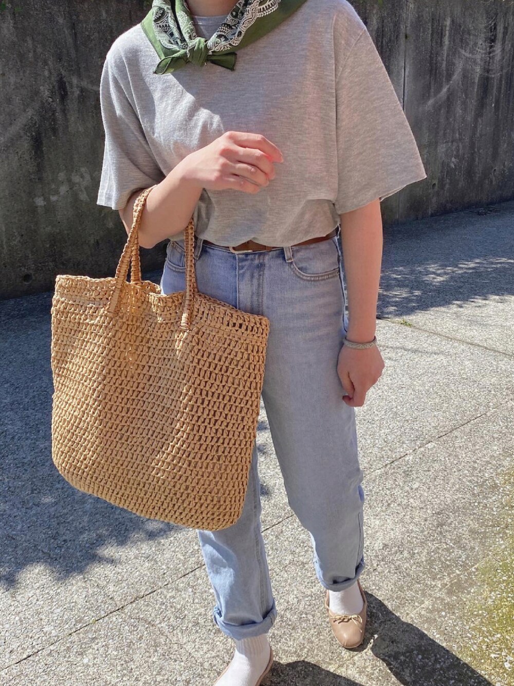 「夏、シンプル、カジュアル、スカーフ、スカーフアレンジ、Tシャツ、デニムパンツ、バレエシューズ、大人カジュアル、デニム」｜「dancのアイテム（ファッション雑貨、その他）」を使った、ともさん（レディース・153cm）の夏コーディネートの1枚目の写真