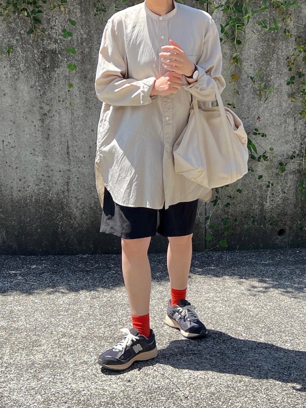 「おしゃれさんと繋がりたい、低身長女子、ハーフパンツ、ショートパンツ、メンズライク、低身長、ニューバランス、秋のコーデ、シャツスタイル」｜「Plaireのアイテム（パンツ、ブラック系）」を使った、ともさん（レディース・153cm）の夏コーディネートの1枚目の写真