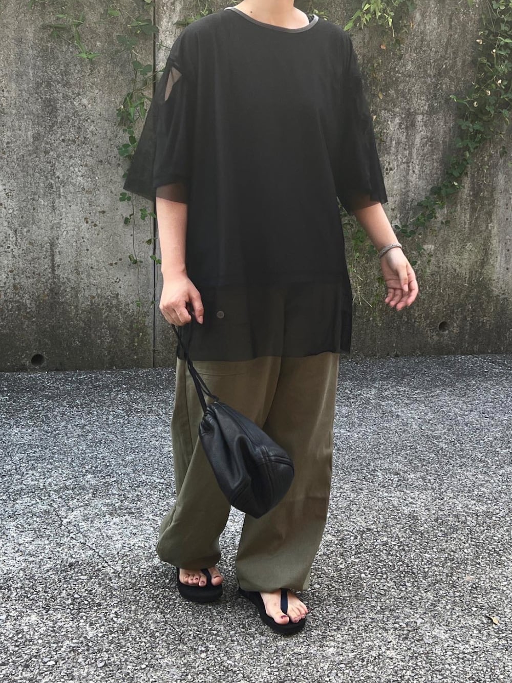 「オトナカジュアル、オトナ女子、夏、カーゴパンツ、低身長コーデ、シアー、サンダル、メンズライク、プチプラ」｜「VACANCYのリバーシブルチュールシアーTシャツ（Tシャツ/カットソー、ブラック系）」を使った、ともさん（レディース・153cm）の夏コーディネートの1枚目の写真