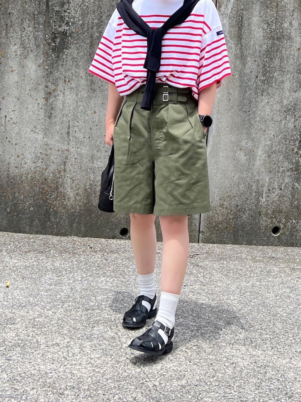 「春夏コーデ、オトナカジュアル、夏、ボーダートップス、バスクシャツ、グルカショーツ、ショートパンツ、ハーフパンツ、グルカサンダル、低身長」｜「AetaのDA25 / DEER LEATHER BOSTON : S（バッグ、ブラック系）」を使った、ともさん（レディース・153cm）の夏コーディネートの1枚目の写真