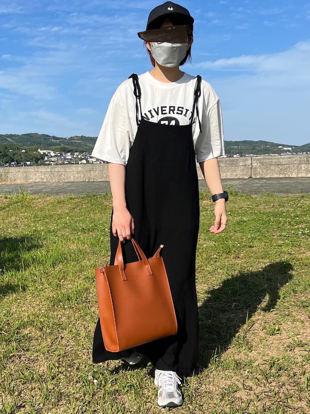 「オトナカジュアル、Tシャツ、ロゴT、リネンジャケット、キャップ、ワンピーススタイル、キャミワンピ、トートバッグ、休日コーデ、夏コーデ」｜「Plaireのアイテム（ワンピース/ドレス、ブラック系）」を使った、ともさん（レディース・153cm）の夏コーディネートの1枚目の写真