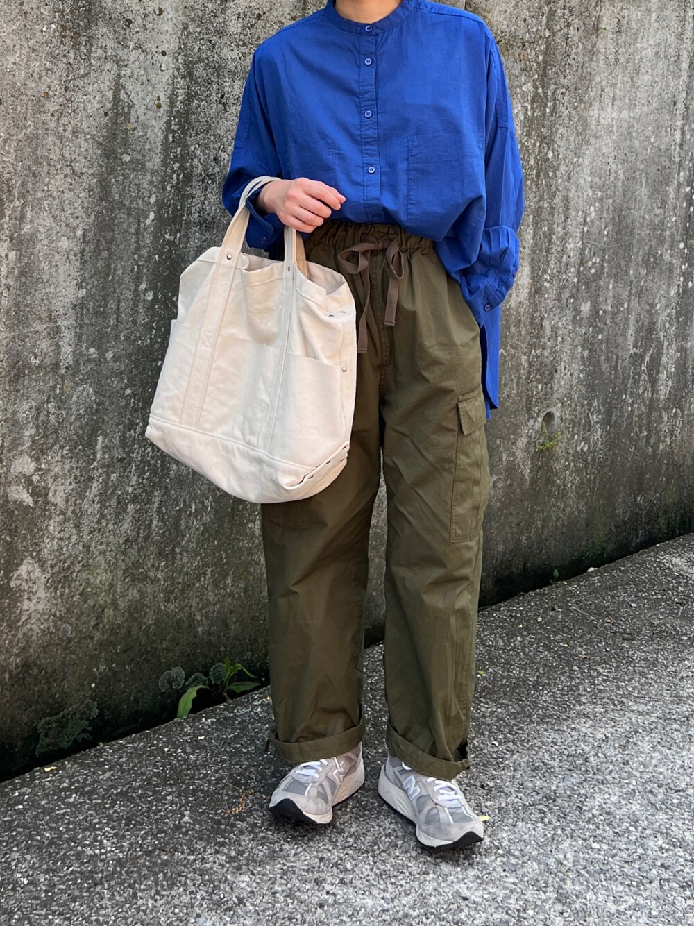 「お出かけコーデ日記、オトナカジュアル、低身長コーデ、シャツスタイル、ミリタリーパンツ、カーゴパンツ、スニーカー、アースカラー、ブルー」｜「ANGIEの【2023年春夏新色追加】インドボイルシアーオーバーシャツ/ストライプ/無地（シャツ/ブラウス、ブルー系）」を使った、ともさん（レディース・153cm）の春コーディネートの1枚目の写真
