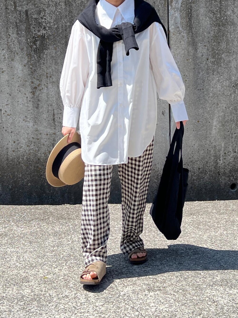 「オトナ女子、春夏コーデ、低身長女子、リラックススタイル、シャツスタイル、ギンガムチェック、サンダル、カンカン帽、ラクチンコーデ、今日のコーデ」｜「Birthday roomのバックスリットカラーシャツ（シャツ/ブラウス、ホワイト系）」を使った、ともさん（レディース・153cm）の春コーディネートの1枚目の写真