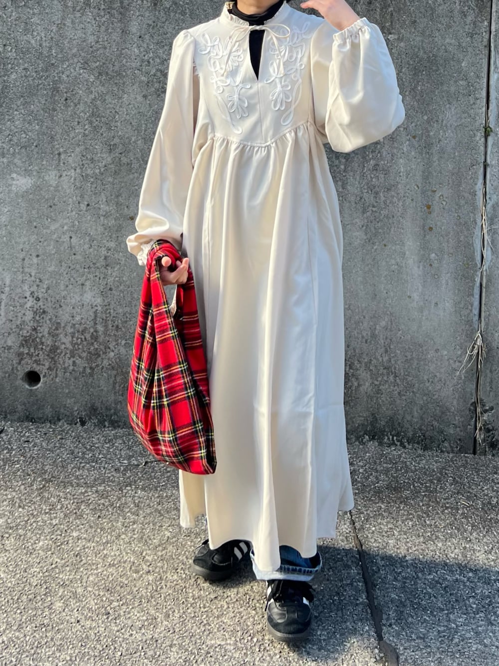 「春コーデ、春、低身長コーデ、ガーリー、ワンピース、デニムコーデ、スニーカー、大人可愛い」｜「BONLECILLの【2025SS新作】コード刺繍 フリルネックボリュームギャザーカフタンワンピース（ワンピース、ホワイト系）」を使った、ともさん（レディース・153cm）の春コーディネートの1枚目の写真