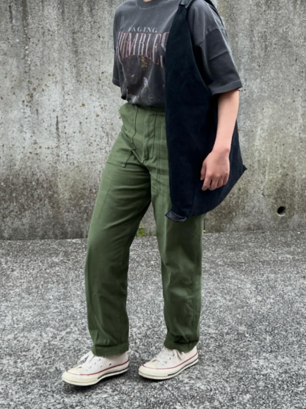 「カジュアルコーデ、夏コーデ、オトナカジュアル、低身長女子、Tシャツ、ベイカーパンツ、オトナ女子、スニーカー、お出かけコーデ」｜「WEGOのWEGO/ピグメントBIGTシャツ（Tシャツ/カットソー、ブラック系）」を使った、ともさん（レディース・153cm）の春コーディネートの1枚目の写真