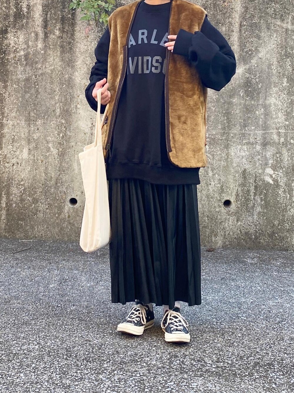 「スウェット、トートバッグ、converse、大人カジュアル、ロゴスウェット、プリーツスカート、秋冬コーデ、ライナーベスト、バブアーライナー」｜「BarbourのBARBOUR (バブアー)　WARM PILE WAISTCOAT ZIPIN LINER(MLI0004)（ベスト、ブラウン系）」を使った、ともさん（レディース・153cm）の秋コーディネートの1枚目の写真