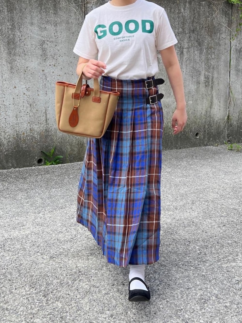 「低身長コーデ、オトナカワイイ、きれいめカジュアル、Tシャツ、ロゴT、チェックスカート、ロングスカート、リネン、カンフーシューズ、オニールオブダブリン」｜「BRADYの【Brady】BECK（トートバッグ、グリーン系）」を使った、ともさん（レディース・153cm）の春コーディネートの1枚目の写真