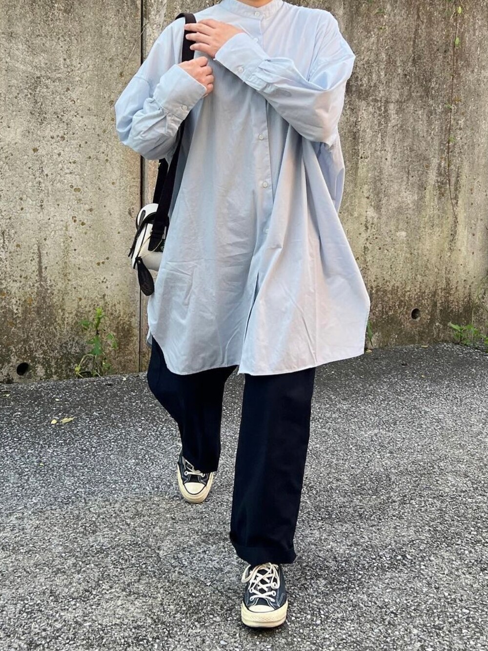 「オトナ女子、骨格ストレート、シャツスタイル、シンプルコーデ、ブルー、低身長女子、オーバーサイズ、きれいめカジュアル」｜「CONVERSEのct70（スニーカー、ブラック系）」を使った、ともさん（レディース・153cm）の夏コーディネートの1枚目の写真