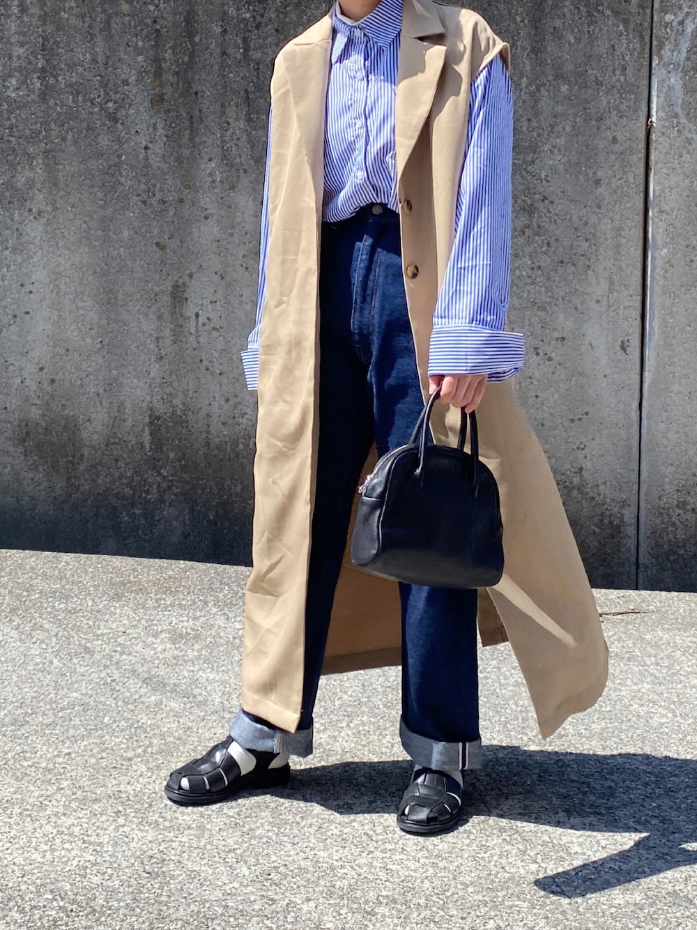 「はじめましてコーデ、大人カジュアル、パンツスタイル、ストライプシャツ、ジレ、デニムパンツ、グルカサンダル、オトナ女子、きれいめカジュアル」｜「andmeのウエストベルト付きジレトレンチコート（ベスト、ベージュ系）」を使った、ともさん（レディース・153cm）の春コーディネートの1枚目の写真