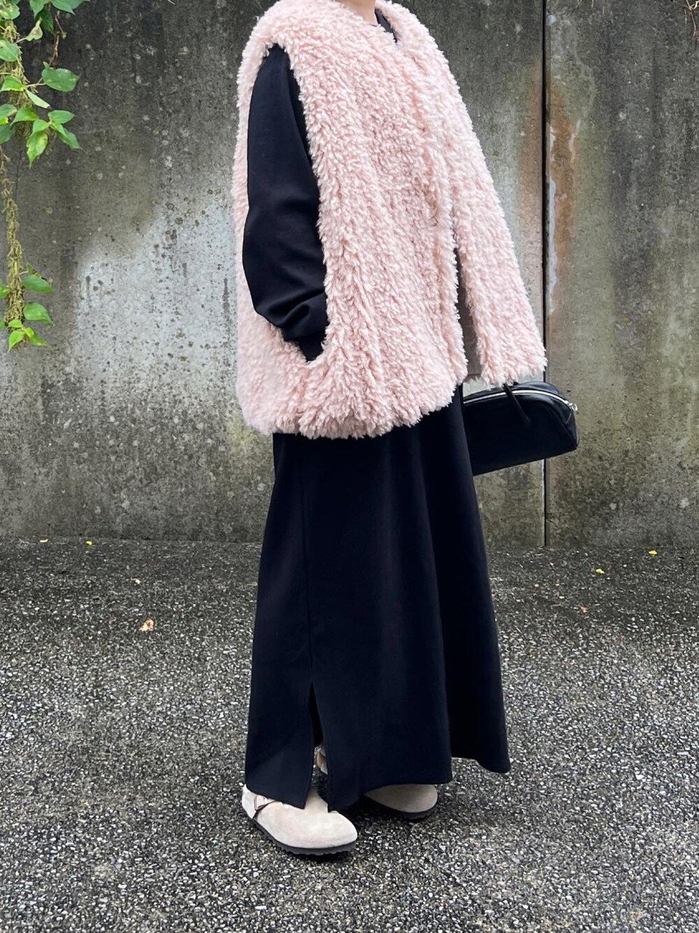 「重ね着ベストシーズン、秋冬コーデ、オトナ女子、秋服コーデ、お出かけコーデ、楽チンコーデ、ボアベスト、ベスト、ロングワンピース、低身長コーデ」｜「AetaのDA25 / DEER LEATHER BOSTON : S（バッグ、ブラック系）」を使った、ともさん（レディース・153cm）の秋コーディネートの1枚目の写真