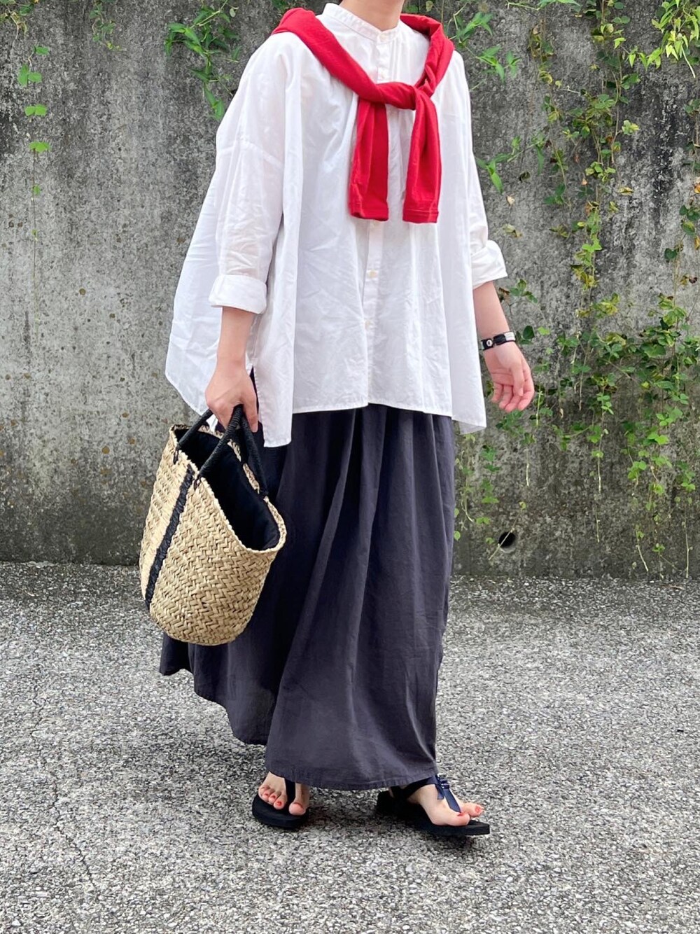 レッド系のカーディガン/ボレロ、ホワイト系のシャツ/ブラウス、ベージュ系のかごバッグを着用したレディースの夏コーディネートの1枚目の写真