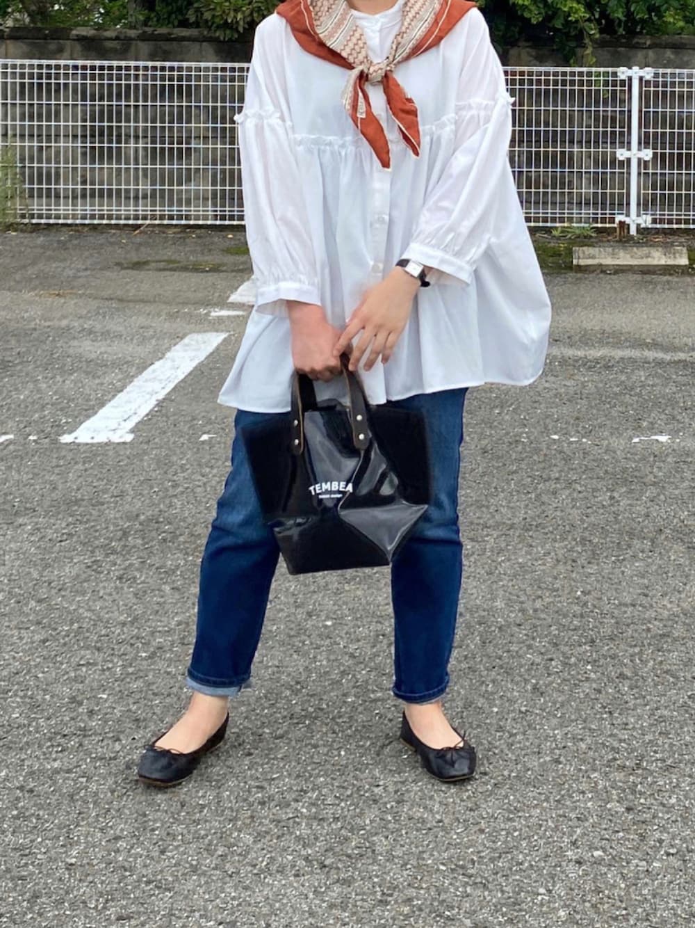 「秋コーデ、オトナカジュアル、パンツスタイル、シンプルコーデ、スカーフ、デニムパンツ、大人カジュアル、秋服準備はじめました、バレエシューズ」｜「UNITED ARROWSの＜TEMBEA（テンベア）＞PVC  DELIVERY トートバッグ S†（トートバッグ、ブラック系）」を使った、ともさん（レディース・153cm）の夏コーディネートの1枚目の写真