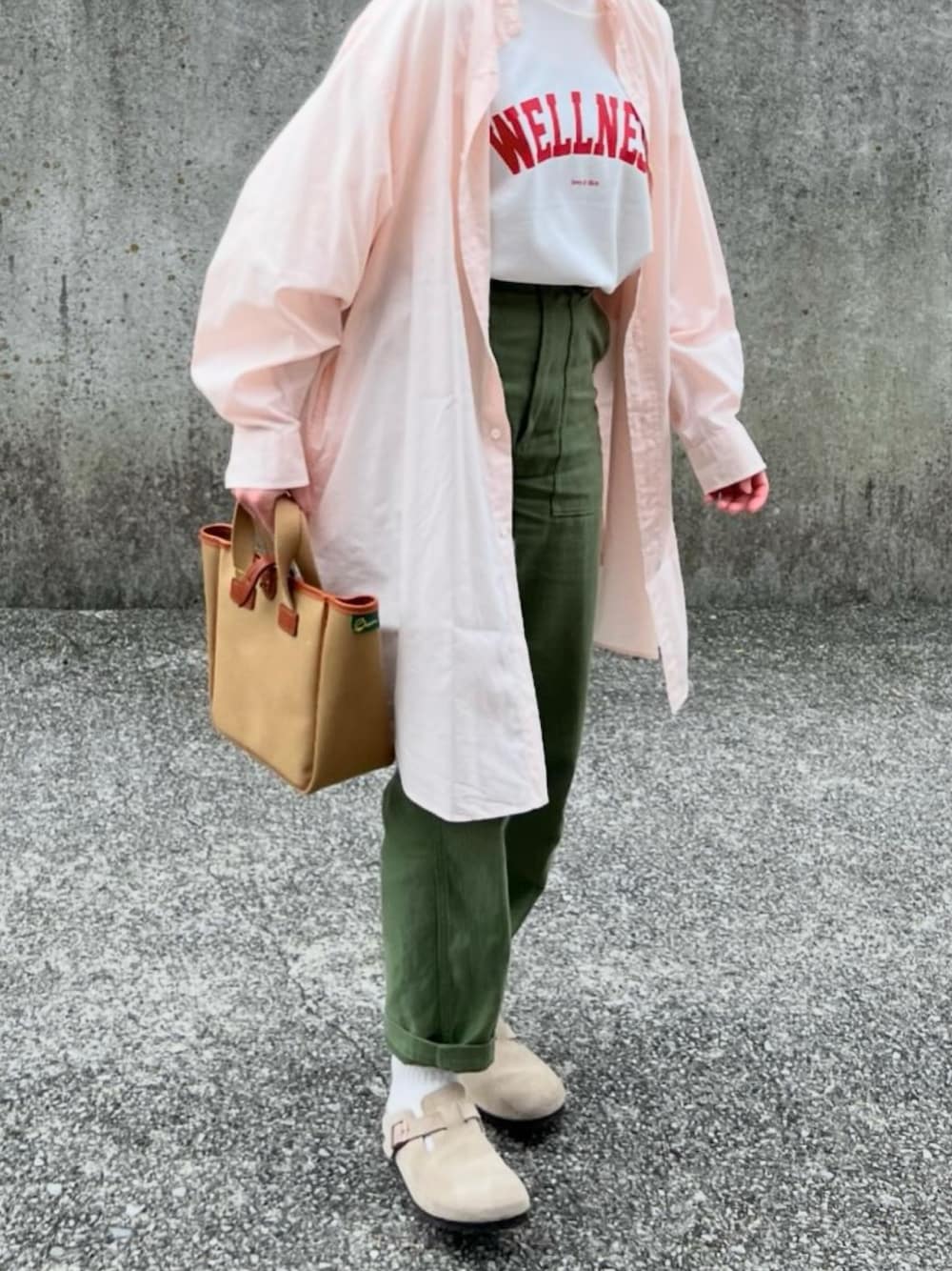 「オトナカワイイ、オトナ女子、初夏コーデ、低身長女子、ベイカーパンツ、シャツスタイル、ロゴT、休日スタイル、春カラー」｜「recaの5分袖ロゴプリントTシャツ（Tシャツ/カットソー、ホワイト系）」を使った、ともさん（レディース・153cm）の春コーディネートの1枚目の写真