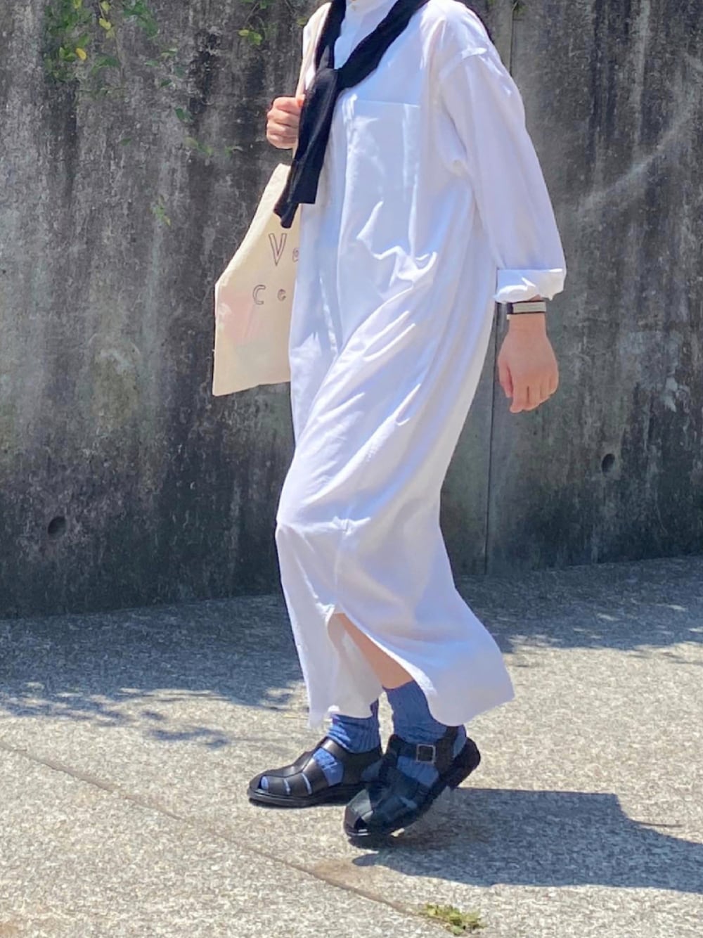 「COOLなこのコが仲間入り、シンプルコーデ、オトナ女子、きれいめカジュアル、シャツワンピ、ロングワンピース、白シャツ、グルカサンダル、トートバッグ、カラーソックス」｜「YLEVEの SHUTTLE COTTON BROAD 90’S BIG SH/OP（シャツワンピース、ホワイト系）」を使った、ともさん（レディース・153cm）の夏コーディネートの1枚目の写真