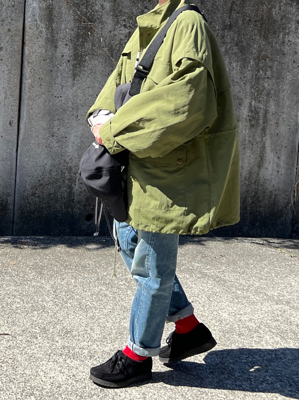 「春服デビュー宣言、シンプルスタイル、カジュアルコーデ、ミリタリージャケット、ミリタリーベスト、ミリタリーコーデ、春アウター、デニム、ドローストリングショルダーバッグ、ボーダー」｜「w closetの【2WAY】ハイネックミリタリージャケット（ミリタリージャケット、グリーン系）」を使った、ともさん（レディース・153cm）の春コーディネートの1枚目の写真