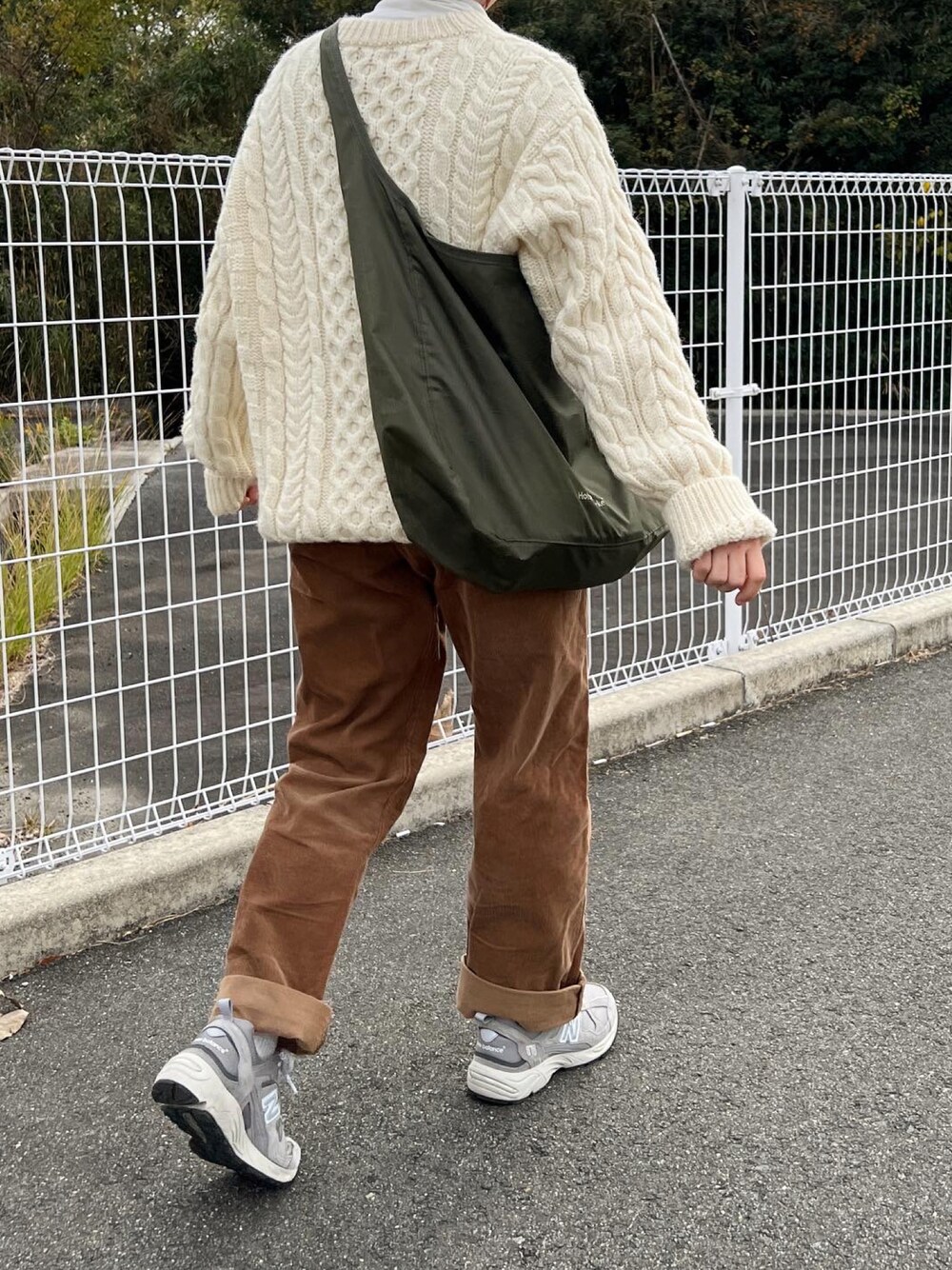 「シンプルスタイル、休日コーデ、カジュアルコーデ、アランニット、フィッシャーマンニット、ニット、コーデュロイパンツ、ニューバランス、New Balance」｜「Daily russetの【パッカブル仕様】ワンショルダーバッグ（ショルダーバッグ、グリーン系）」を使った、ともさん（レディース・153cm）の冬コーディネートの1枚目の写真