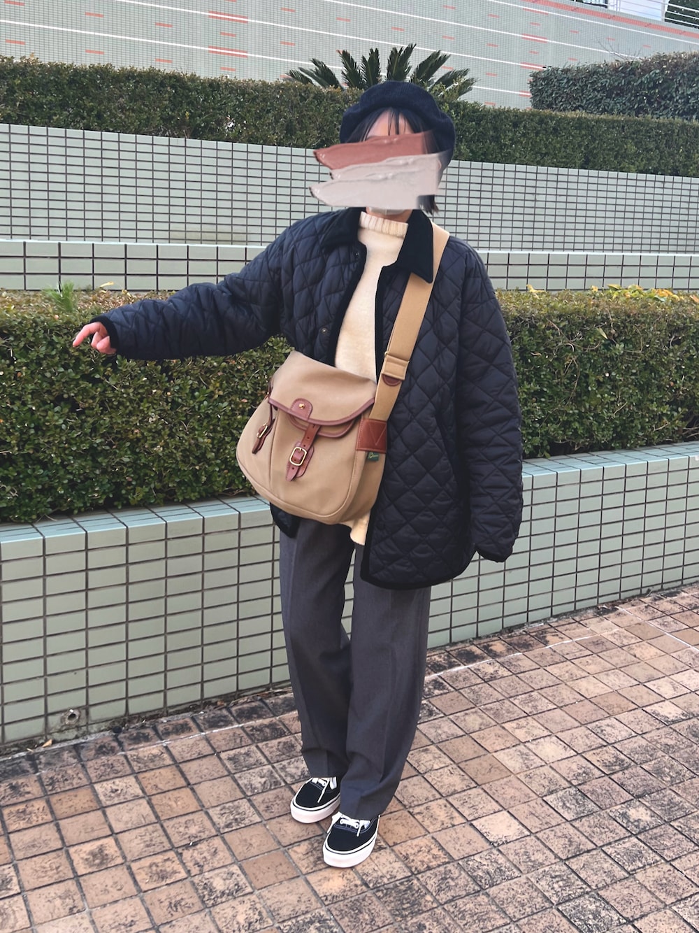 「きれいめカジュアル、ベレー帽、ニット、キルティング、キルティングジャケット、スニーカー、チョコ色に染まれ、スニーカーコーデ、VANS」｜「BRADYのBrady | ARIEL TROUT LARGE（ショルダーバッグ、グリーン系）」を使った、ともさん（レディース・153cm）の冬コーディネートの1枚目の写真