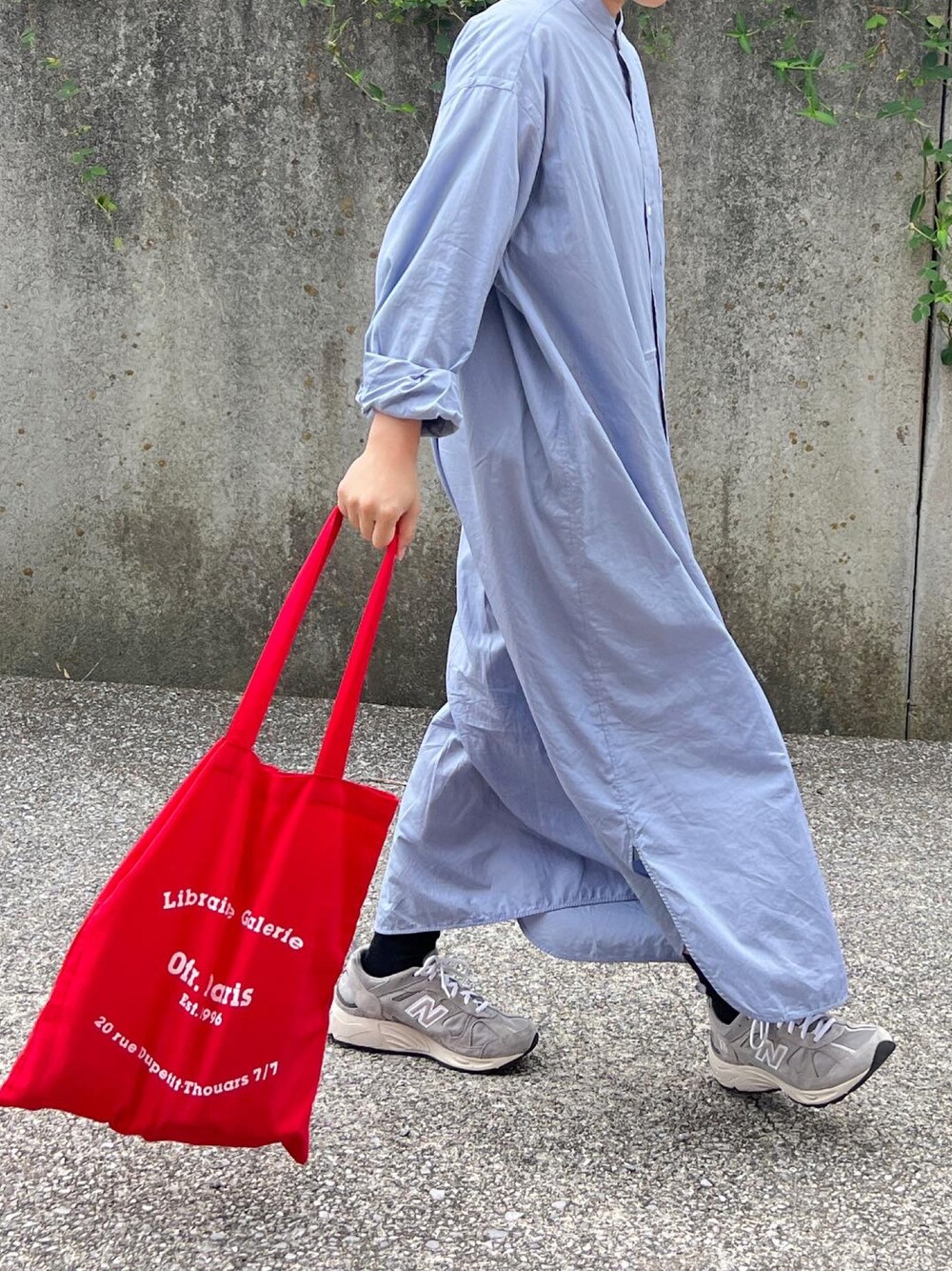 「大人コーデ、シンプルコーデ、ラクチンコーデ、オトナ女子、ワンピース、大人かわいい、秋服準備はじめました、低身長コーデ、ニューバランス、トートバッグ」｜「YLEVEのSHUTTLE COTTON BROAD 90\' S BIG SH/OP（ワンピース/ドレス、ブルー系）」を使った、ともさん（レディース・153cm）の夏コーディネートの1枚目の写真