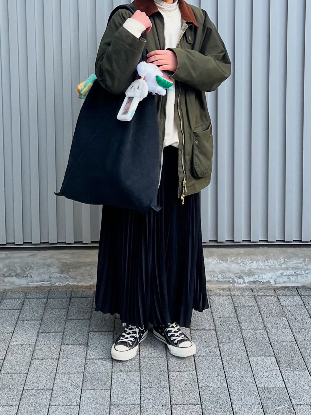 「barbour、バブアー、スウェット、プリーツスカート、コンバース、converse、きれいめカジュアル、トートバッグ、低身長」｜「Hender Schemeのazuma bag big（トートバッグ、ブラック系）」を使った、ともさん（レディース・153cm）の冬コーディネートの1枚目の写真