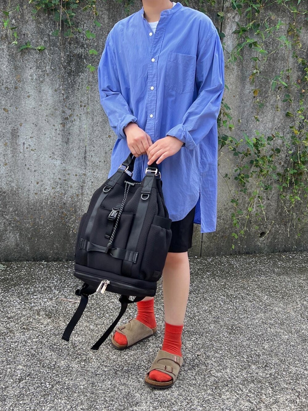 ブルー系のシャツ/ブラウス、ブラック系のパンツ、ブラック系のバックパック/リュックを着用したレディースの夏コーディネートの1枚目の写真