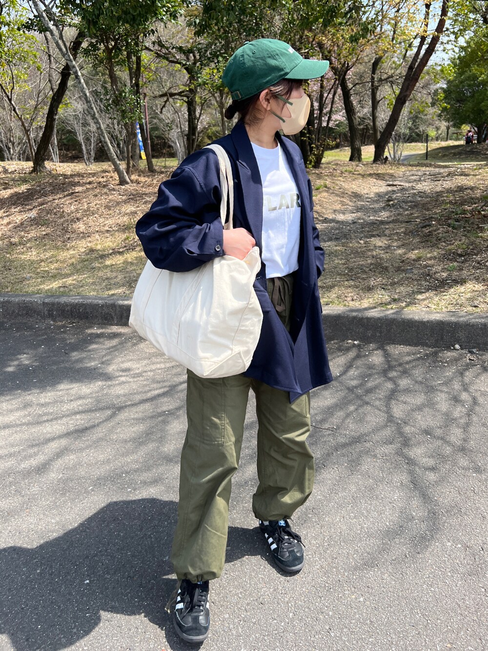 「大人コーデ、パンツコーデ、春ファッション、ジャケット、ロゴT、カーゴパンツ、キャップ、スニーカー、トートバッグ」｜「DAIWA PIER39のW's TECH DOUBLE-BREASTED JACKET TROPICAL（ジャケット/アウター、ブルー系）」を使った、ともさん（レディース・153cm）の春コーディネートの1枚目の写真