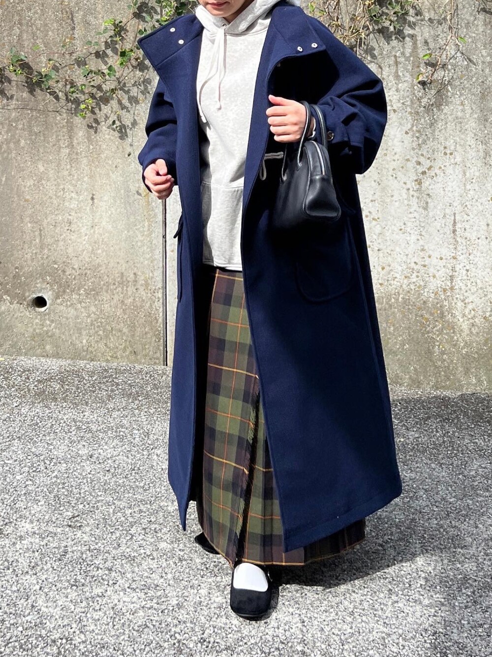 「カジュアルスタイル、大人女子、きれいめカジュアル、ダッフルコート、パーカー、オニールオブダブリン、カンフーシューズ、カジュアル、低身長女子」｜「AetaのDA25 / DEER LEATHER BOSTON : S（バッグ、ブラック系）」を使った、ともさん（レディース・153cm）の秋コーディネートの1枚目の写真