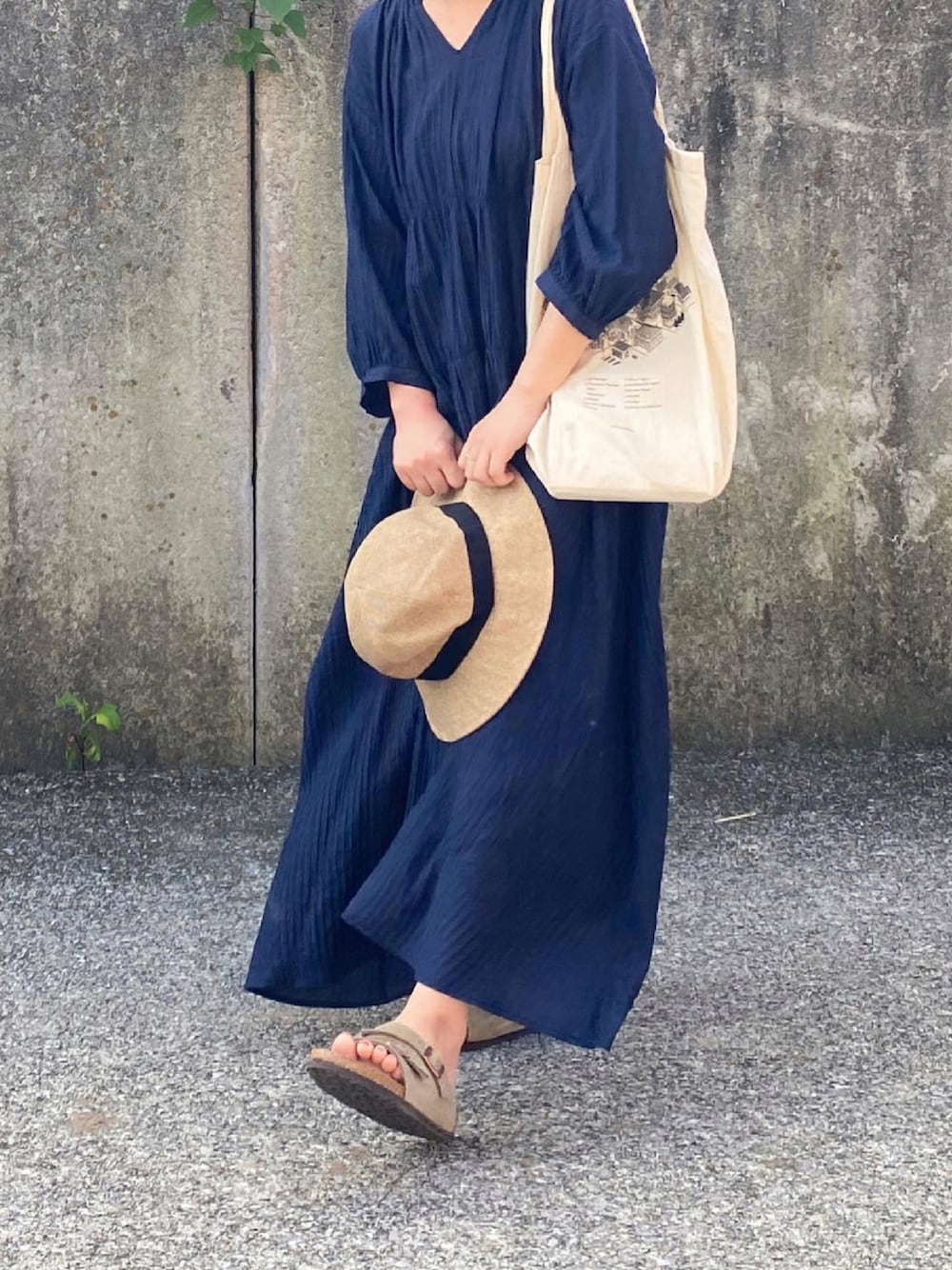 「大人カジュアル、オトナ女子、ワンピース、ロングワンピース、サンダル、むぎわら帽子、トートバッグ、夏コーデ、ラクチンコーデ」｜「LAVEANGEの[洗える]シャーリング ティアードワンピース（ワンピース、ブルー系）」を使った、ともさん（レディース・153cm）の夏コーディネートの1枚目の写真