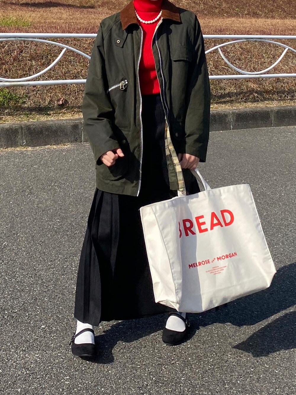 「オトナカジュアル、きれいめカジュアル、バブアー、タートルネック、パールネックレス、赤ニット、プリーツスカート、カンフーシューズ、barbour」｜「ALEXA CHUNGの【Barbour by ALEXACHUNG】VIOLET WAX（ブルゾン、グリーン系）」を使った、ともさん（レディース・153cm）の冬コーディネートの1枚目の写真