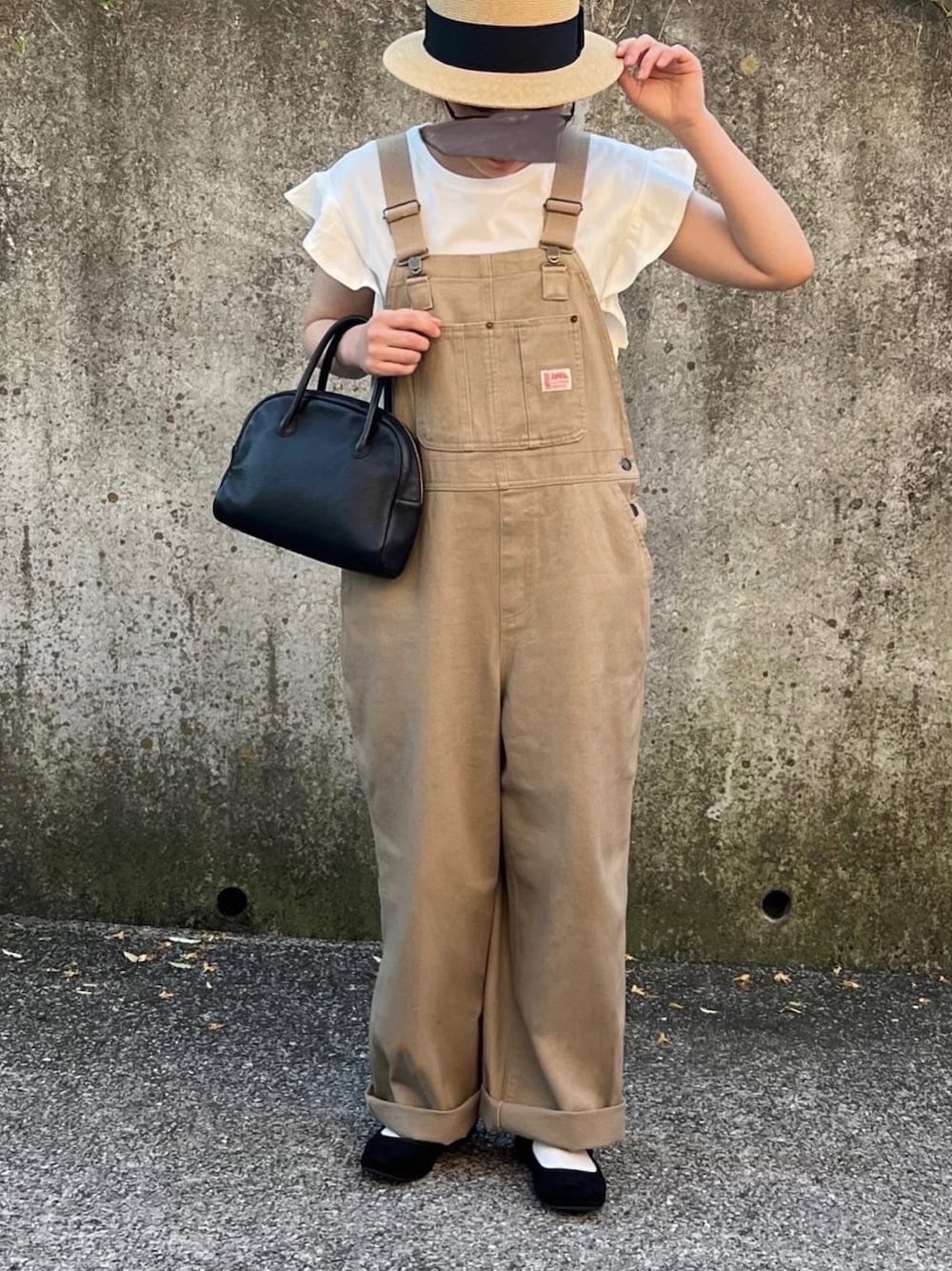 「オトナカジュアル、シンプルスタイル、休日コーデ、夏服、きれいめカジュアル、オーバーオール、サロペット、カンフーシューズ、カンカン帽」｜「AetaのDA25 / DEER LEATHER BOSTON : S（バッグ、ブラック系）」を使った、ともさん（レディース・153cm）の春コーディネートの1枚目の写真