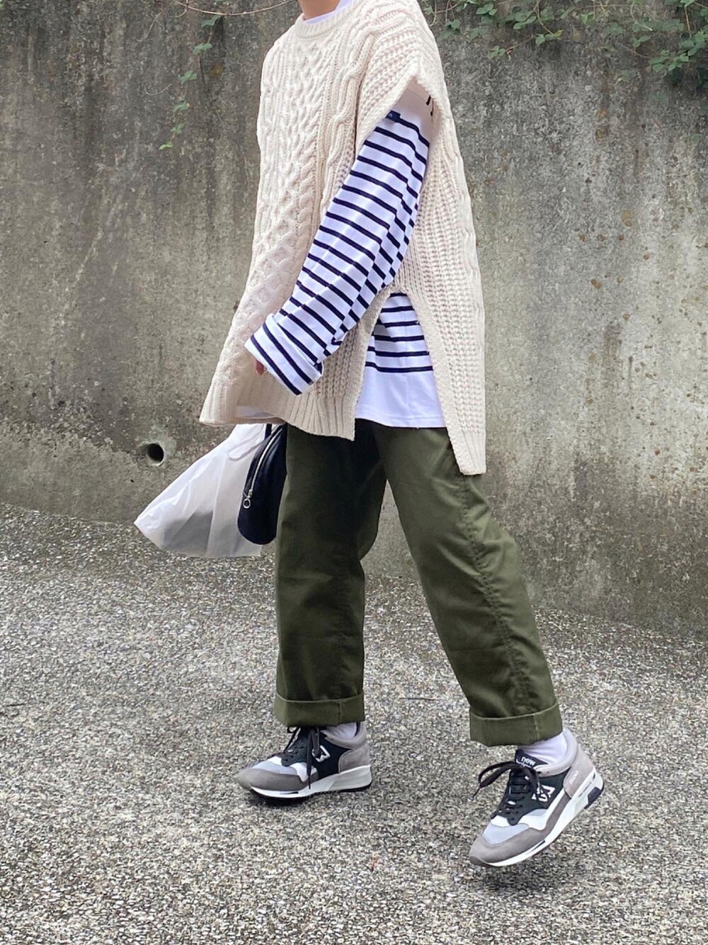 「ボーダー、New Balance、ニットベスト、ベイカーパンツ、軍パン、秋服、バスクシャツ、秋コーデ、だから秋服が好き」｜「イギリス軍パンのアイテム（パンツ、グリーン系）」を使った、ともさん（レディース・153cm）の秋コーディネートの1枚目の写真