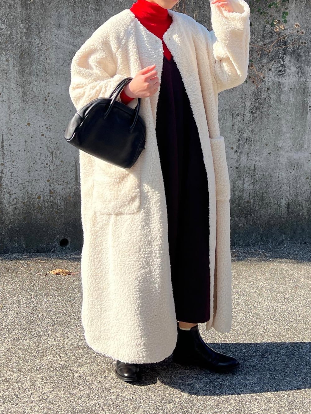 「休日コーデ、オトナ女子、低身長、秋冬、タートルネック、ジャンパースカート、冬のコーデ、サイドゴアブーツ、ボアコート、大人ガーリー」｜「AetaのDA25 / DEER LEATHER BOSTON : S（バッグ、ブラック系）」を使った、ともさん（レディース・153cm）の冬コーディネートの1枚目の写真